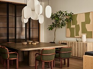 2025 Interior Design Trends: A stunning New York loft in SoHo, redesigned by Michael Ellison, blends industrial elements with warm, inviting accents. Featuring the elegant James dining chairs by Wood Tailors Club, this space embodies chic comfort and timeless craftsmanship.