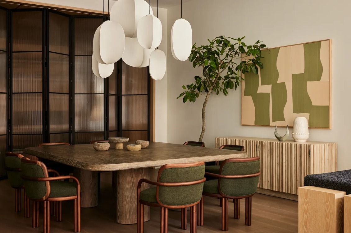 2025 Interior Design Trends: A stunning New York loft in SoHo, redesigned by Michael Ellison, blends industrial elements with warm, inviting accents. Featuring the elegant James dining chairs by Wood Tailors Club, this space embodies chic comfort and timeless craftsmanship.