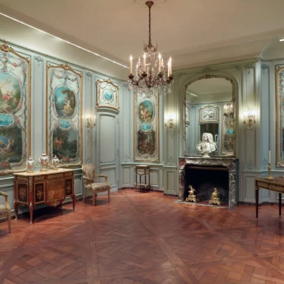Elsie de Wolfe, often hailed as one of the most iconic interior designers, revolutionized interior design in the early 20th century. Renowned for her innovative approach, she transformed spaces with light, airy designs.