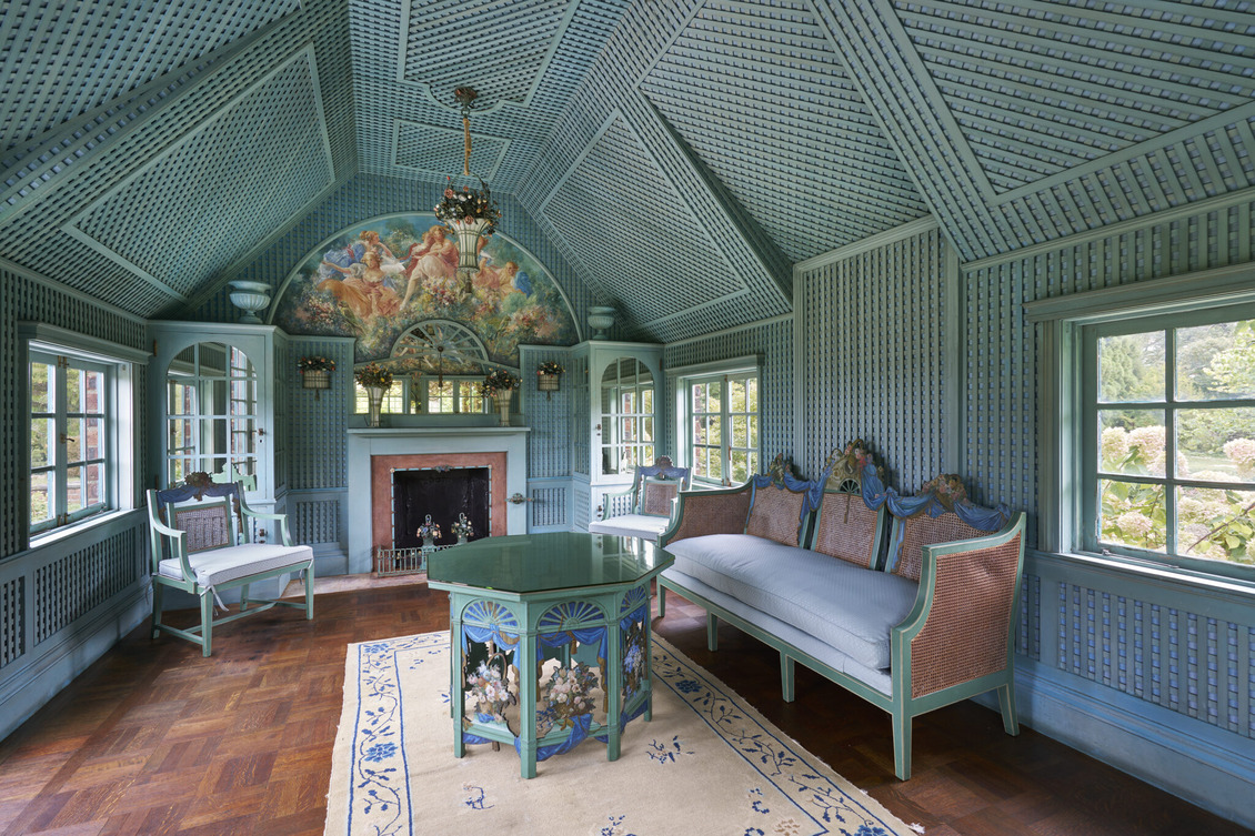 Elsie de Wolfe, often hailed as one of the most iconic interior designers, revolutionized interior design in the early 20th century. Renowned for her innovative approach, she transformed spaces with light, airy designs.