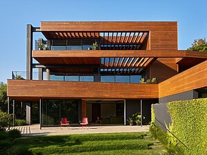 Rustic Canyon Residence stands as a modern homage to Richard Neutra's architectural legacy. A partnership betweeen Assembledge+ and Jamie Bush + Co.