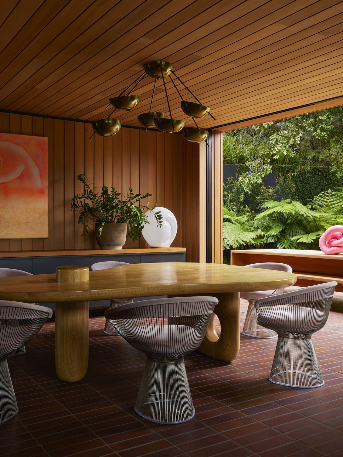 Los Angeles-based firms Assembledge+ and Jamie Bush + Co have collaborated to design the Rustic Canyon Residence, a modern homage to Richard Neutra's architectural legacy. Perched atop a canyon in Pacific Palisades, Los Angeles, this residence harmoniously blends with its natural surroundings.