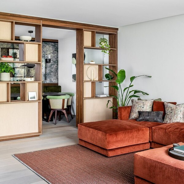 The London-based design and development firm, Echlin, has remodeled an entire London house project in Knightsbridge. Through a project that is a “reinterpretation” of a classic London stables house. With functionalism, flexibility, lots of natural light, and natural materials. Each room follows a “broken plan” layout, in which built-in furniture and level changes help to freely demarcate different areas. The dining table features our George Dining Chair in combination with a planned bench fixed to the wall.
