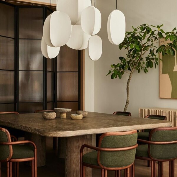 In the heart of SoHo, a quintessential New York loft has been transformed into a warm and inviting space under the discerning eye of interior designer Michael Ellison. This project seamlessly blends industrial elements with cozy accents, creating an ambiance that is both chic and comfortable. The inclusion of the James dining chairs by Wood Tailors Club adds a touch of timeless elegance to the dining area, enhancing the overall aesthetic with their refined craftsmanship.