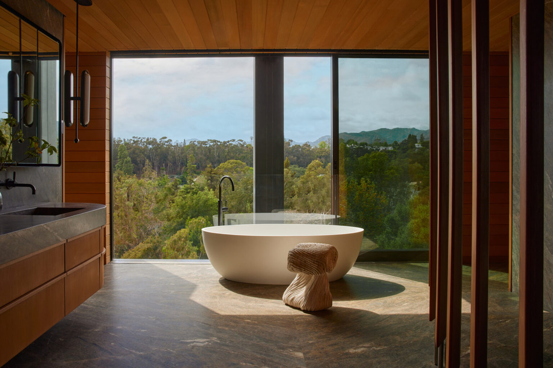 Los Angeles-based firms Assembledge+ and Jamie Bush + Co have collaborated to design the Rustic Canyon Residence, a modern homage to Richard Neutra's architectural legacy. Perched atop a canyon in Pacific Palisades, Los Angeles, this residence harmoniously blends with its natural surroundings.
