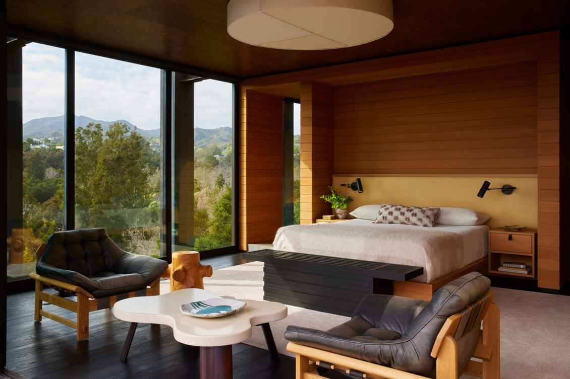 Los Angeles-based firms Assembledge+ and Jamie Bush + Co have collaborated to design the Rustic Canyon Residence, a modern homage to Richard Neutra's architectural legacy. Perched atop a canyon in Pacific Palisades, Los Angeles, this residence harmoniously blends with its natural surroundings.