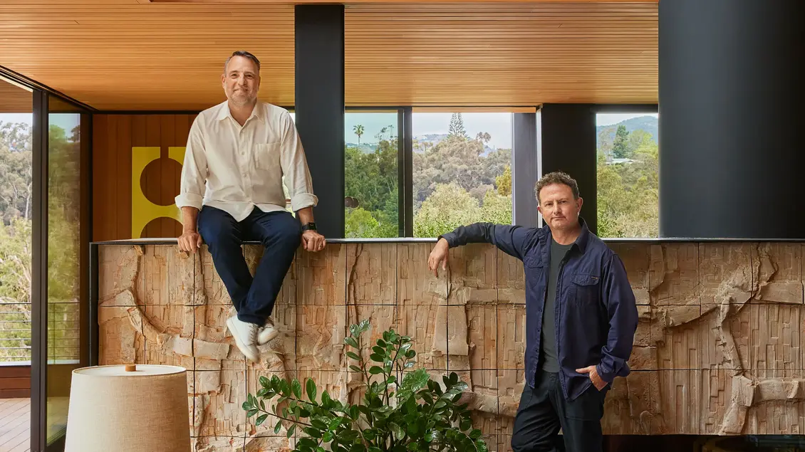 Los Angeles-based firms Assembledge+ and Jamie Bush + Co have collaborated to design the Rustic Canyon Residence, a modern homage to Richard Neutra's architectural legacy. Perched atop a canyon in Pacific Palisades, Los Angeles, this residence harmoniously blends with its natural surroundings.