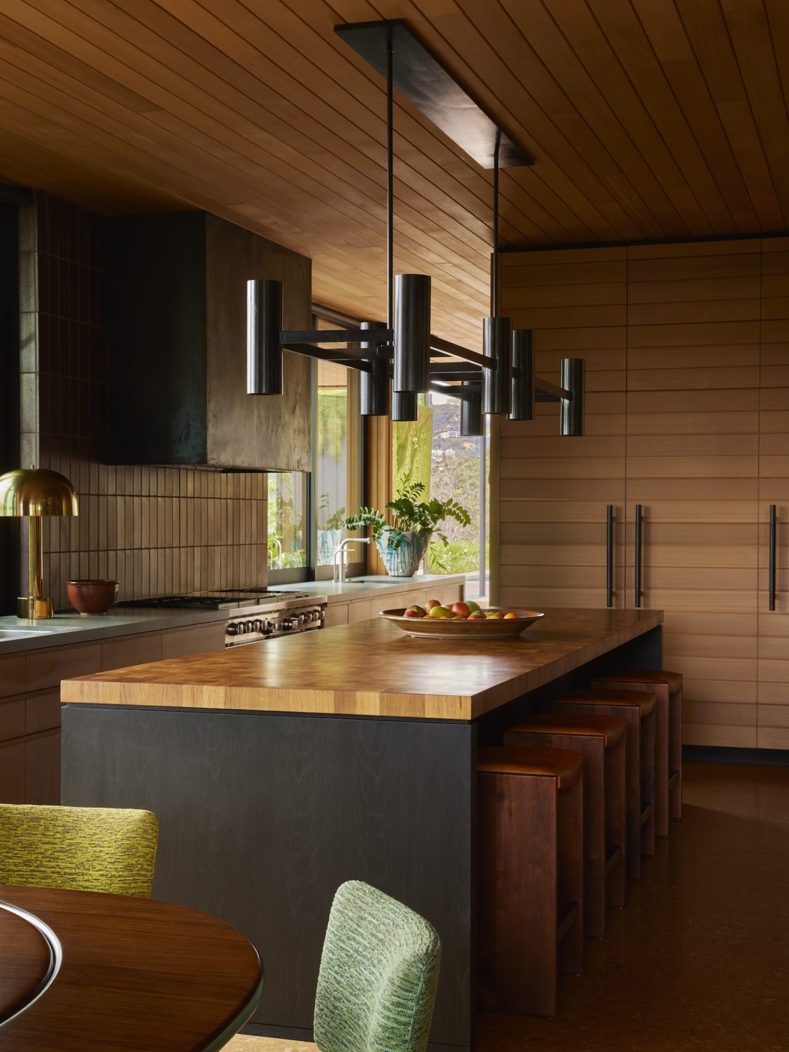 Los Angeles-based firms Assembledge+ and Jamie Bush + Co have collaborated to design the Rustic Canyon Residence, a modern homage to Richard Neutra's architectural legacy. Perched atop a canyon in Pacific Palisades, Los Angeles, this residence harmoniously blends with its natural surroundings.