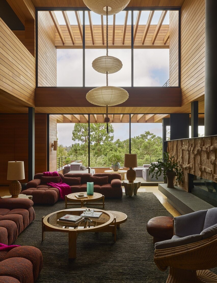 Los Angeles-based firms Assembledge+ and Jamie Bush + Co have collaborated to design the Rustic Canyon Residence, a modern homage to Richard Neutra's architectural legacy. Perched atop a canyon in Pacific Palisades, Los Angeles, this residence harmoniously blends with its natural surroundings.