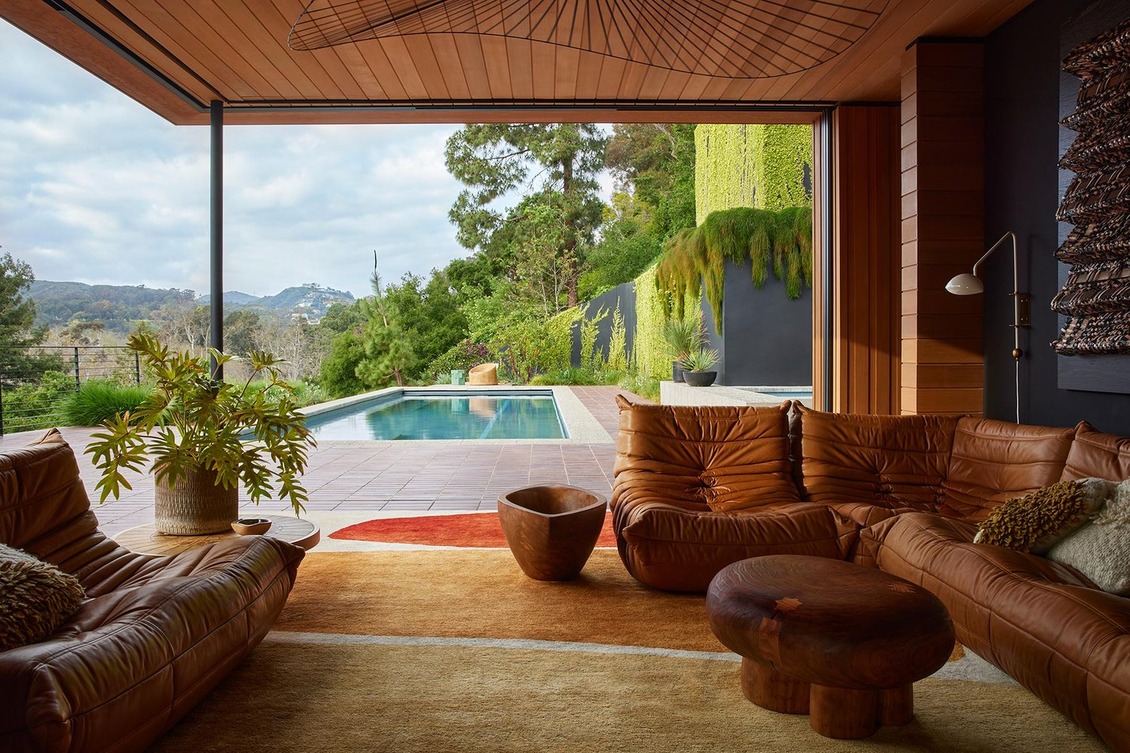 Los Angeles-based firms Assembledge+ and Jamie Bush + Co have collaborated to design the Rustic Canyon Residence, a modern homage to Richard Neutra's architectural legacy. Perched atop a canyon in Pacific Palisades, Los Angeles, this residence harmoniously blends with its natural surroundings.