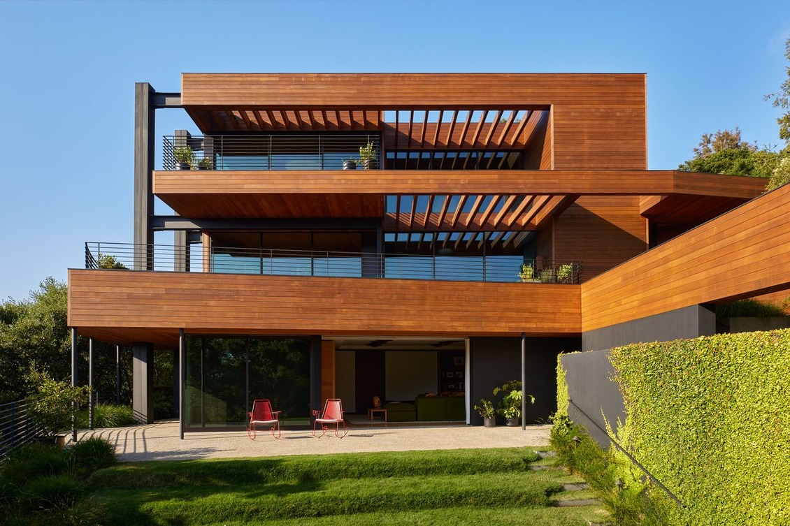 Rustic Canyon Residence stands as a modern homage to Richard Neutra's architectural legacy. A partnership betweeen Assembledge+ and Jamie Bush + Co.
