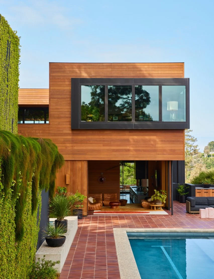 Rustic Canyon Residence stands as a modern homage to Richard Neutra's architectural legacy. A partnership betweeen Assembledge+ and Jamie Bush + Co.