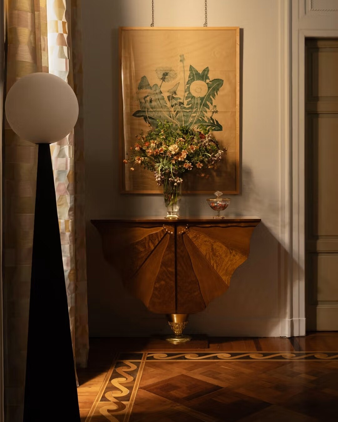 Romanek Design Studio transforms the Artmest Appartment’s Dining Room into a space of refined luxury. Featuring bespoke furniture and lighting, the room showcases the versatility of Artemest's artisans, offering a contemporary take on classic dining aesthetics.