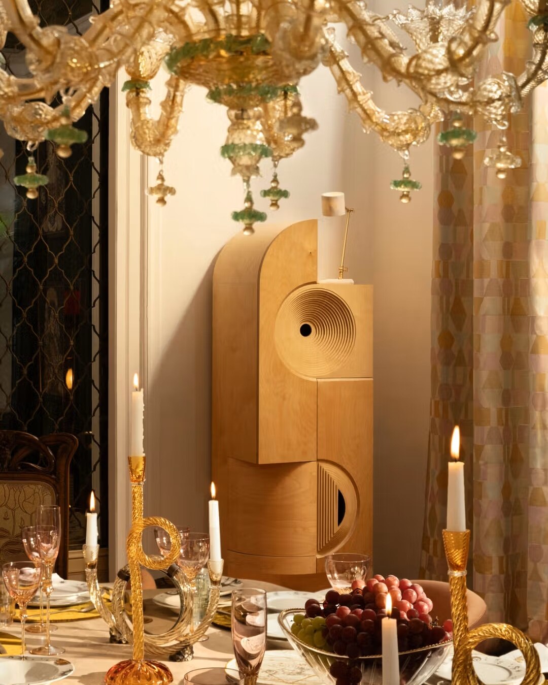 Romanek Design Studio transforms the Artmest Appartment’s Dining Room into a space of refined luxury. Featuring bespoke furniture and lighting, the room showcases the versatility of Artemest's artisans, offering a contemporary take on classic dining aesthetics.