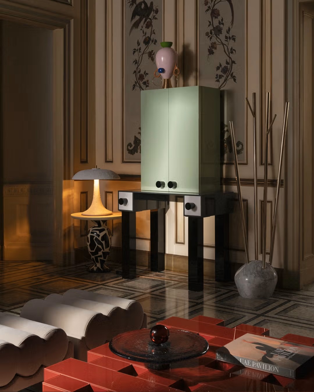 At Artmest Appartment, Simone Haag's Foyer sets the tone for the apartment, combining elegance with a welcoming atmosphere.
