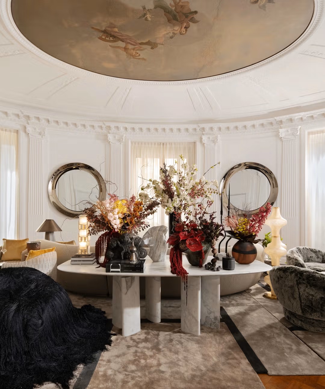 Meyer Davis's Grand Salon exudes opulence and grandeur. The design emphasizes Artemest's luxurious furnishings and artworks, crafting a space that celebrates the richness of Italian design heritage.